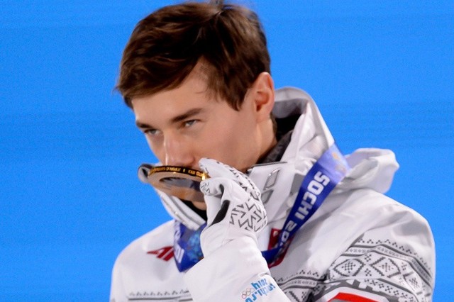 Kamil Stoch zdobył w Soczi już dwa złote medale. W poniedziałek kolejna szansa - konkurs drużynowy.