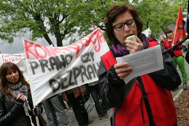 Pikieta byłych i obecnych pracowników pod starostwem...