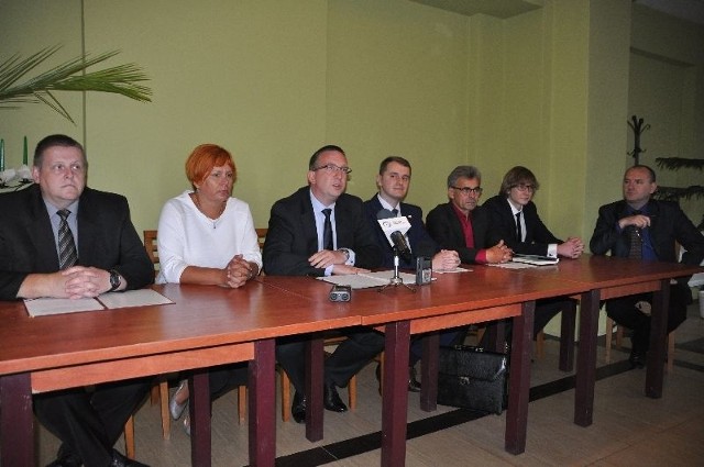 Członkowie komitetu podczas konferencji prasowej, od lewej: Stefan Sorbian, Iwona Kotarska, Michał Jędrys, Kamil Sasal, Ryszard Walczyk, Tomasz Tarabasz i Artur Buńko.