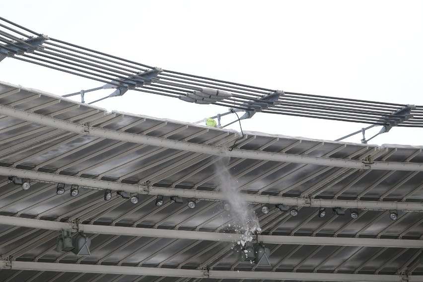 Odśnieżanie dachu Stadionu Śląskiego