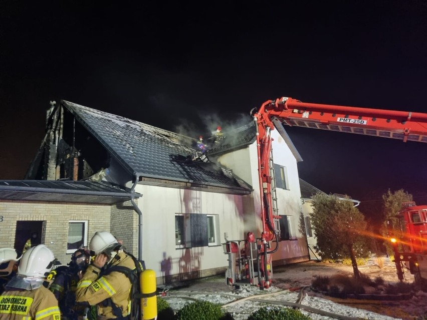 Gmina Bytów. Pożar dwurodzinnego domu w Międzygórzu 21.012022. Rodziny zostały bez dachu nad głową. Zdjęcia