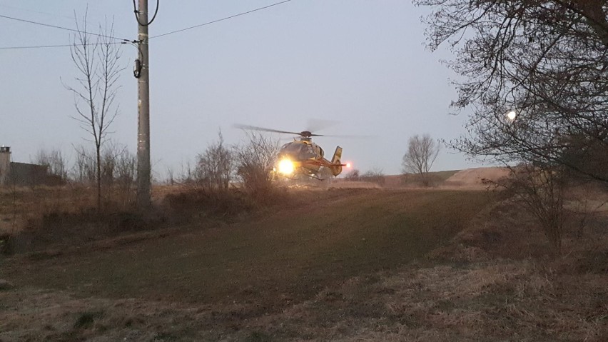 Wypadek w Garlicy Duchownej. Pojazd wypadł z drogi, zatrzymał się na stromym brzegu rzeki