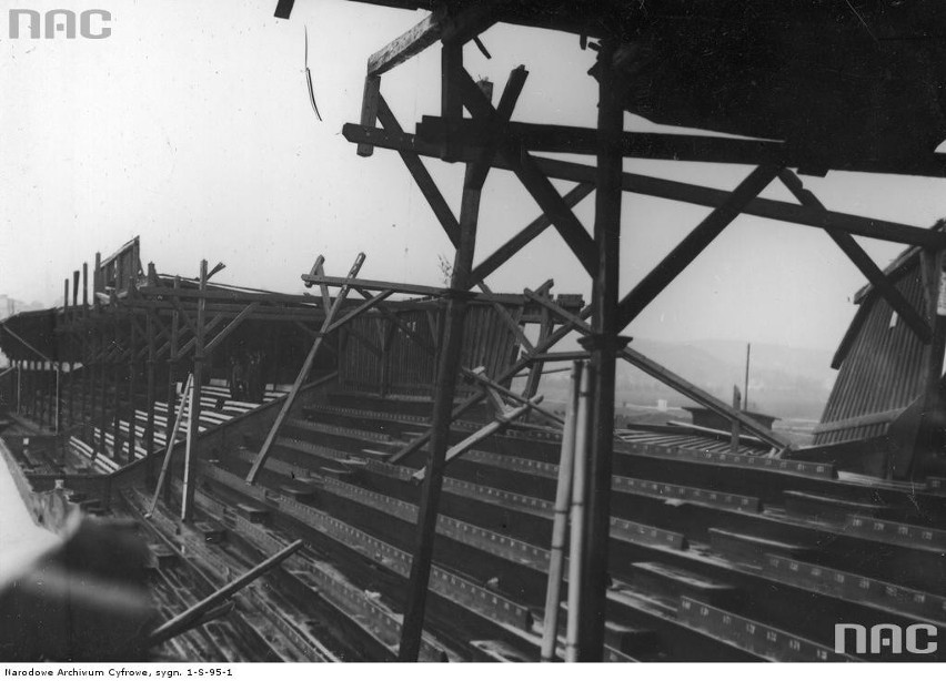 Trybuna podczas przebudowy, 1931 r. Stadion Cracovii otwarto...