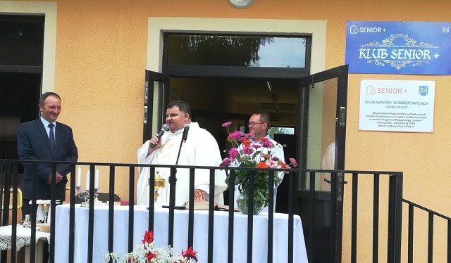 Poświęcenia Klubu Senior+ w Zbeltowicach dokonał ksiądz Krzysztof Balcer (z lewej - wójt gminy Bejsce, Józef Zuwała).