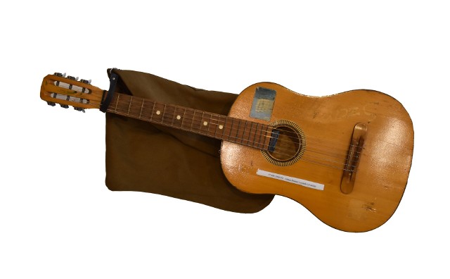 Gitarę Hohner Leyanda L6 Artiste można kupić od wojska za 146,34 zł netto. Do cen netto oferowanych przedmiotów i sprzętu powojskowego trzeba doliczyć podatek VAT w wysokości 23 proc., więc nowy właściciel uderzy w struny tej gitary po zapłaceniu 180 zł