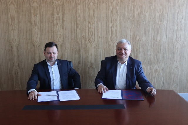 Porozumienie o współpracy podpisali prof. Andrzej Seweryn (z prawej), dziekan Wydziału Inżynierii Mechanicznej i Okrętownictwa oraz Szymon Koseski (z lewej), członek zarządu MARKOS.