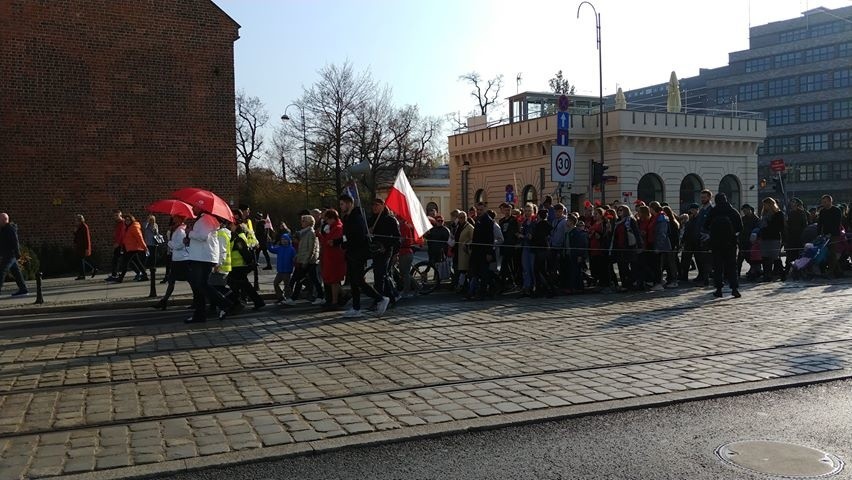 Radosna Parada Niepodległości przeszła przez Wrocław [ZDJĘCIA]