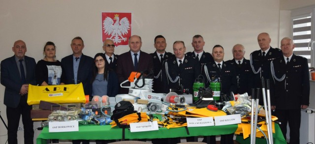 Cztery jednostki Ochotniczych Straży Pożarnych z terenu gminy Borkowice otrzymały sprzęt niezbędny do akcji.