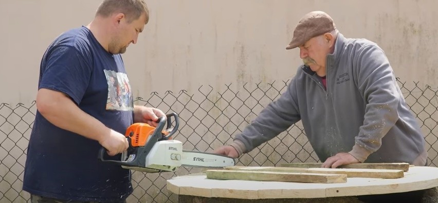 Rolnicy. Podlasie. Gienek i Andrzej robią porządek na podwórku. Będzie bezpieczniej [zdjęcia, wideo]