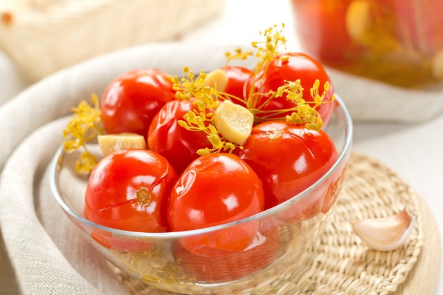 Kiszone pomidory to jeden z najpopularniejszych wytrawnych przetworów w kuchni ukraińskiej.