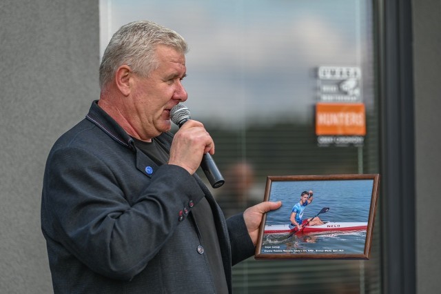 Prezes Zrywu Wolsztyn, Marek Szymankiewicz ze zdjęciem swojego najlepszego zawodnika, Kacpra Jastrząba