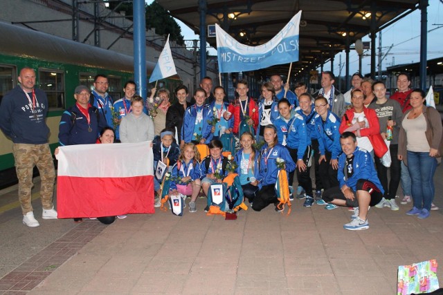 Mistrzynie Polski zostały godnie przywitane, gdy dotarły do Szczecina ze złotymi medalami mistrzostw kraju.