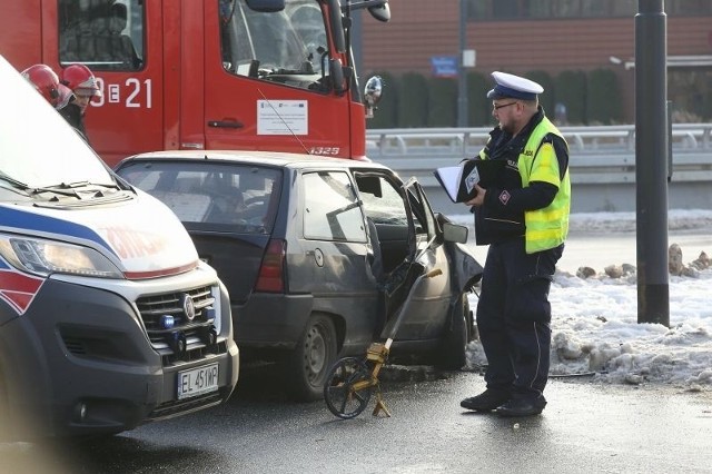Wypadek na Żeromskiego w Łodzi. Zderzenie dwóch pojazdów. Jedna osoba poszkodowana