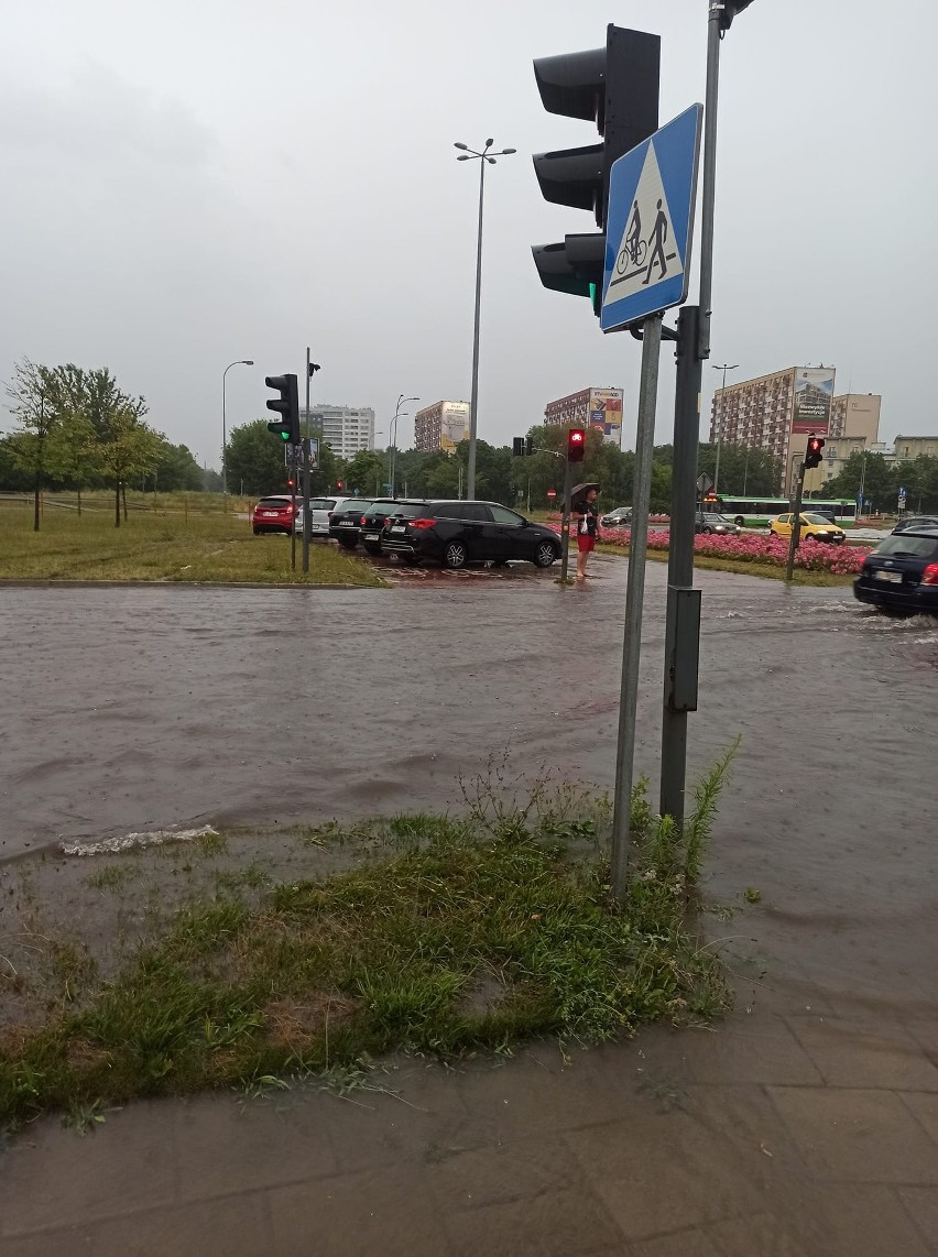 Białystok. Burza i ulewa nad miastem. Zalane ulice i chodniki. Wiele z nich było nieprzejezdnych 1.07.2021 [ZDJĘCIA] 