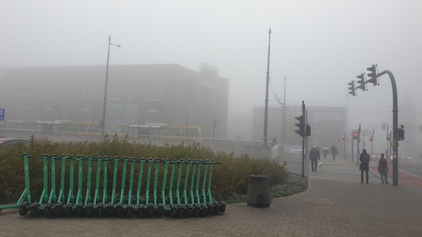 Gęste mgły utrudniały w poniedziałek (31 października)...