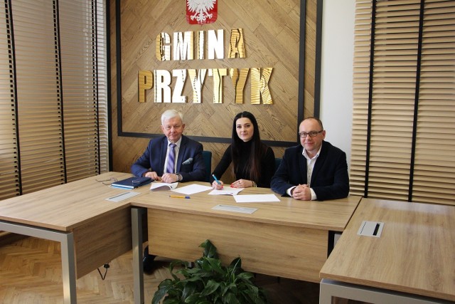 W Urzędzie Gminy w Przytyku została podpisana umowa na program aktywizacji społecznej.