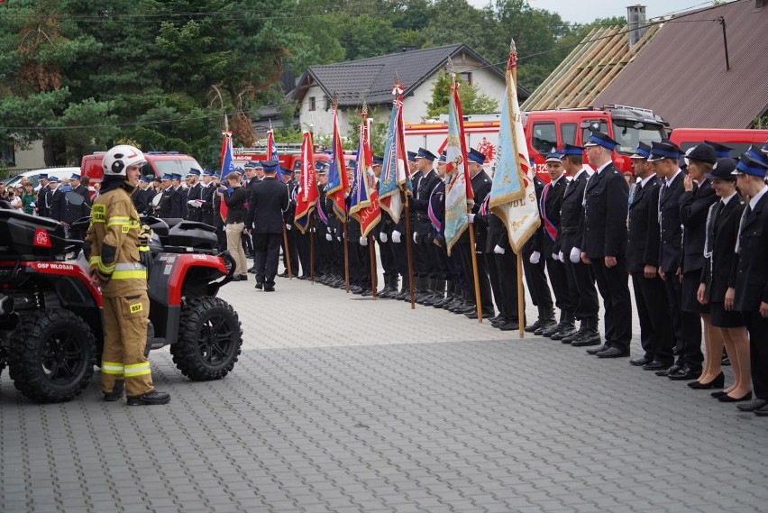 Strażacy z OSP Włosań podczas oficjalnych uroczystości...