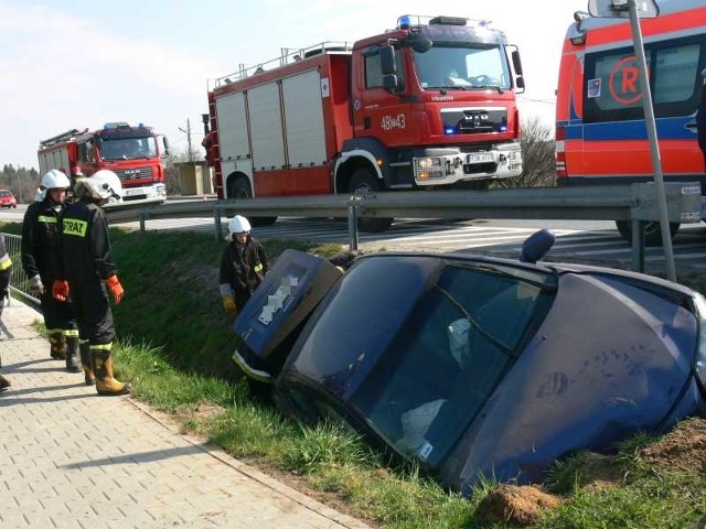 W sobotę rano w Suchedniowie volvo zjechało z krajowej "siódemki&#8221; i wpadło do rowu.