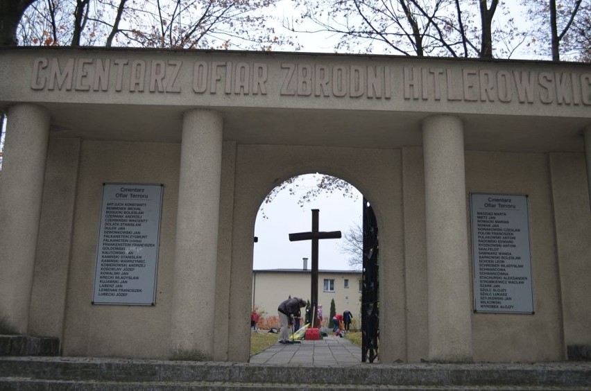 Na akcję  sprzątania cmentarza  ofiar II wojny z ZSP nr 2 w...