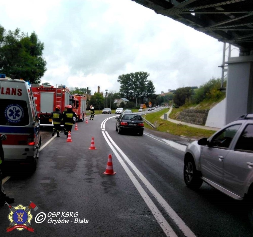 DK 28. Volkswagen rozbity o podpory wiaduktu kolejowego w Siołkowej koło Grybowa