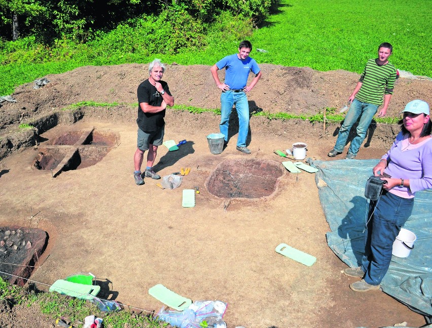 Ekipa archeologów przy paleniskach