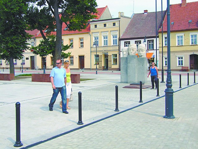 Gminie udało się również odnowić pomnik Powstańców Śląskich, który początkowo miał zniknąć z rynku. (fot. Radosław Dimitrow)