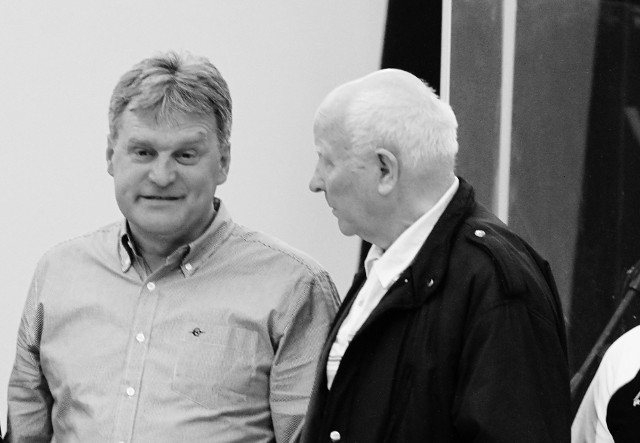 Jerzy Wierzchowski (z prawej) w rozmowie ze Stanisławem Miedzińskim, na jednym ze spotkań byłych toruńskich żużlowców