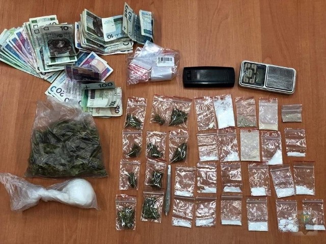 Podczas przeszukania mieszkania, policjanci znaleźli dodatkowo blisko 170 gramów nielegalnych substancji - w tym amfetaminę i marihuanę. Dodatkowo zabezpieczyli wagę elektroniczną, telefon i blisko 1,5 tys. zł.