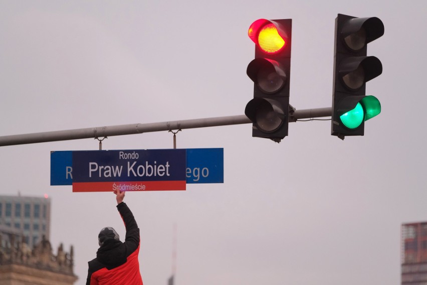 Warszawa: Protest Strajku Kobiet „W imię matki, córki, siostry" [ZDJĘCIA] [WIDEO] Rondo Praw Kobiet zamiast Dmowskiego