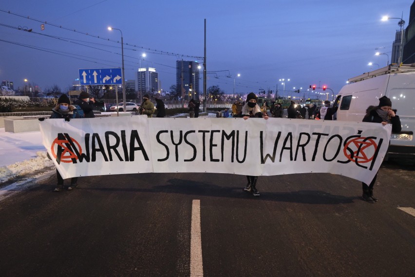 Protestujących, którzy usiedli na środku ulicy, z jezdni...