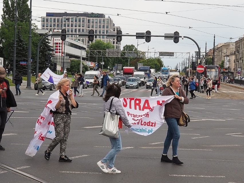 Pracownicy socjalni MOPS znów protestują. Dziś (21.06) blokują skrzyżowanie marszałków, jutro (22.06) Przesiadkowo