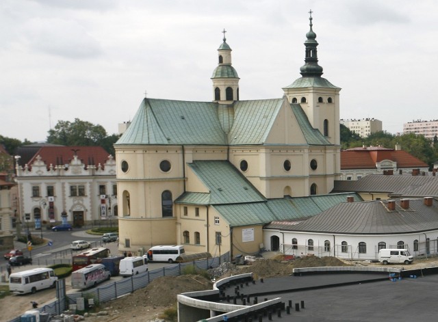 W tej chwili przystanek znajduje się obok klasztoru. Zajmuje prowizoryczny plac.