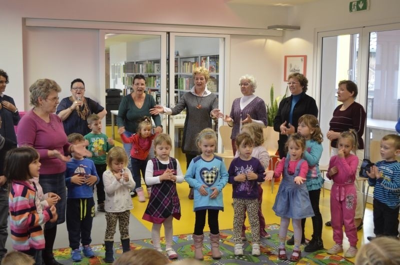 Spotkanie międzypokoleniowe w bibliotece.