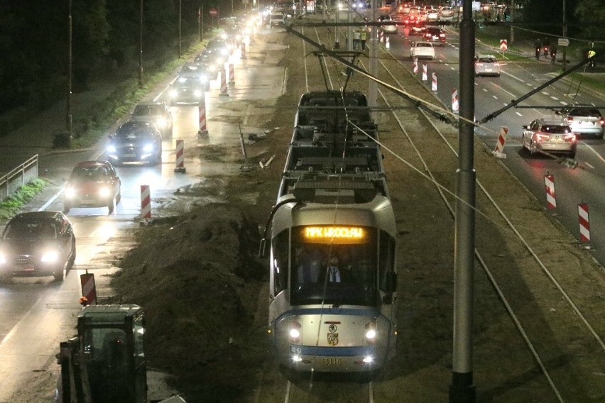 Torowiska na Hallera i Żmigrodzkiej gotowe. Przejechały pierwsze tramwaje (ZDJĘCIA)