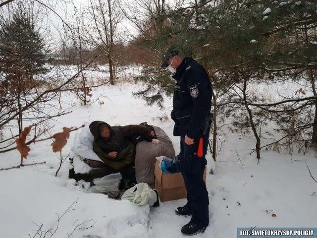 Policjanci pomogli człowiekowi, który nie miał dachu nad głową