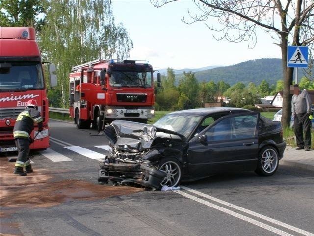 BMW zderzyło się z ciężarówką. Do wypadku doszło w...