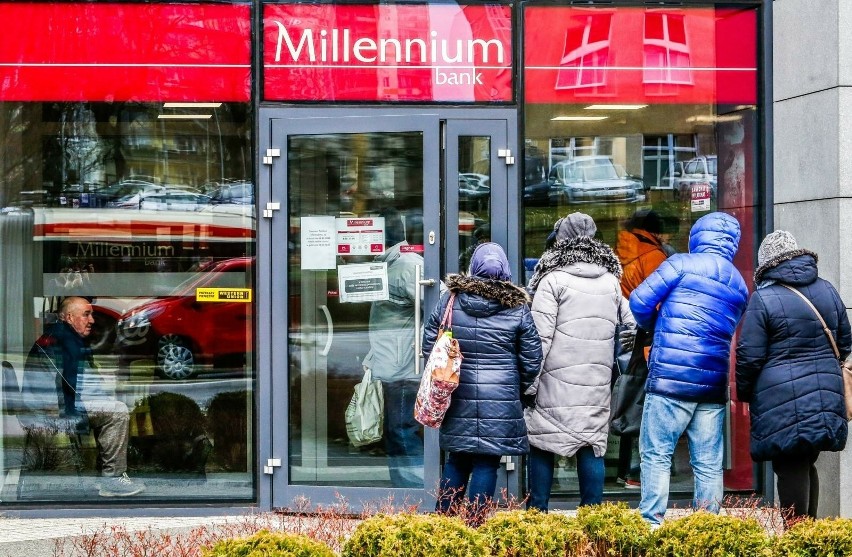 Do przestępstwa doszło w Millenium Banku w Toruniu przy ul....