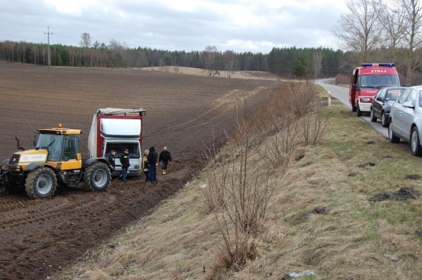 Wiatr zepchnął ciężarówkę do rowu koło Czarnej Dąbrówki. Kierowca w szpitalu [ZDJĘCIA]