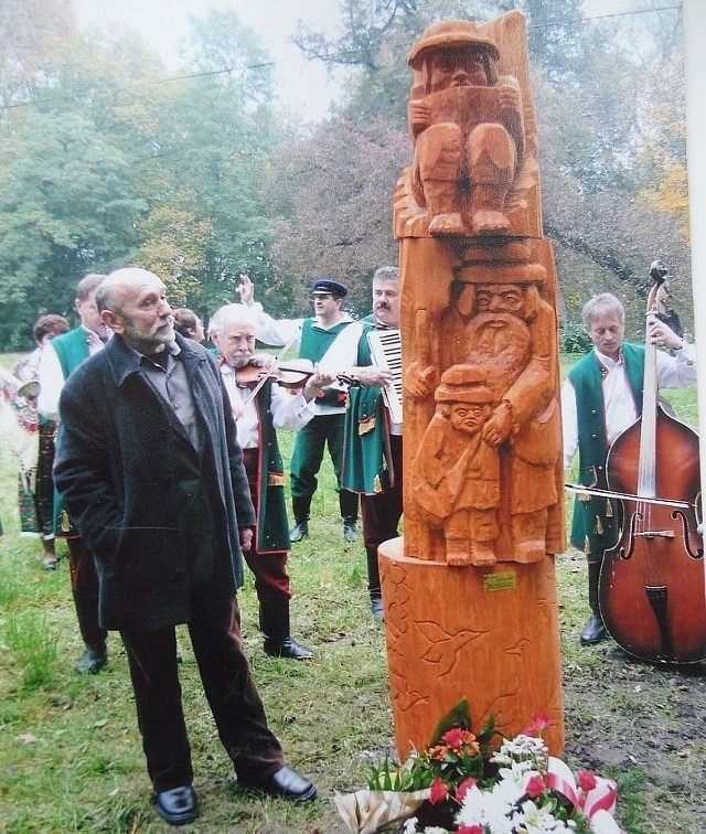 Adolf Tomasik przy swojej rzeźbie w parku w Chrobrzu