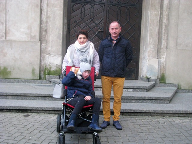 Dorota Grochula z mężem Waldemarem i 15-letnią córką Martyną przyjechali do jemielnickiego sanktuarium z Borkowic koło Kluczborka.