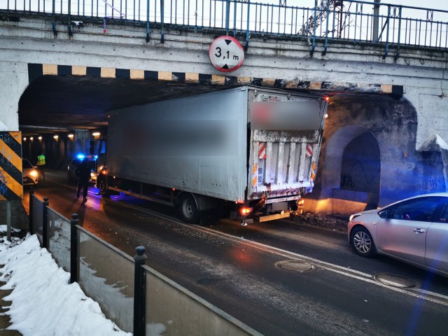 Pomimo prawidłowego oznakowania, informującego o maksymalnej wysokości pojazdów, pod wiaduktem nad ul. Szczecińską zaklinował się kolejny samochód ciężarowy. Kierowca dostał mandat.