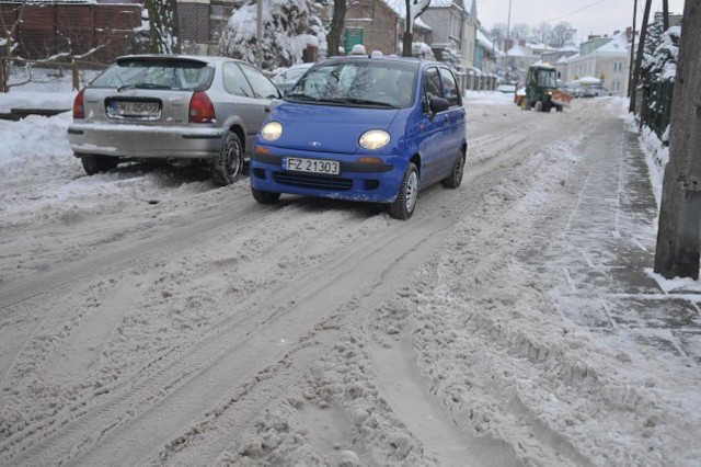 Na wielu drogach warunki są trudne. A nawet bardzo trudne. I tak będzie pewnie jeszcze przez kilka dni. Dlatego starajmy się jechać ostrożnie. Lepiej dojechać do domu kilkanaście minut później, niż wylądować w rowie.