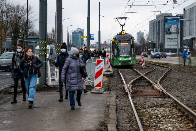 Rondo Rataje to jeden z najbardziej kluczowych węzłów komunikacyjnych w Poznaniu. Projekt jego modernizacji obejmuje przebudowę trasy tramwajowej i infrastruktury autobusowej. Poprawić się mają też warunki jazdy dla kierowców. W związku z prowadzonymi pracami od 25 stycznia w okolicach ronda obowiązuje nowa, tymczasowa organizacja ruchu.Zobacz, jak wyglądają postępy na budowie na końcu stycznia 2021 roku ----->