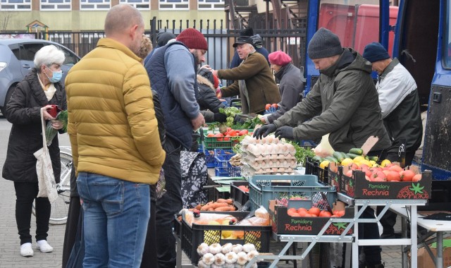 Sobotni targ miejski 13 listopada w Szydłowcu cieszył się dość sporym zainteresowaniem. Największy ruch kupujących był przy stoiskach z warzywami i owocami. ZOBACZ ZDJĘCIA>>>