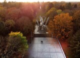 Cmentarz Centralny w Szczecinie z lotu ptaka zachwyca w jesiennej aurze. Zobacz niesamowite ZDJĘCIA szczecińskiej nekropolii 