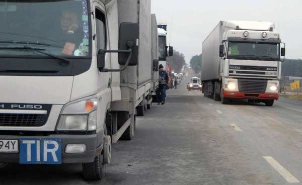 Kolejka tirów w KorczowejPonad dobe czekają na odprawe celną kierowcy ciezarówek, którzy tkwią w 7-kilometrowej kolejce do polsko-ukrainskiego przejścia granicznego w Korczowej.