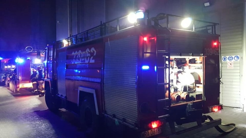 Wyciek płynnego szkła w hucie w Radomiu. Jedna osoba trafiła do szpitala. Na miejcu wiele jednostek straży pożarnej. Wyciek został opanowany