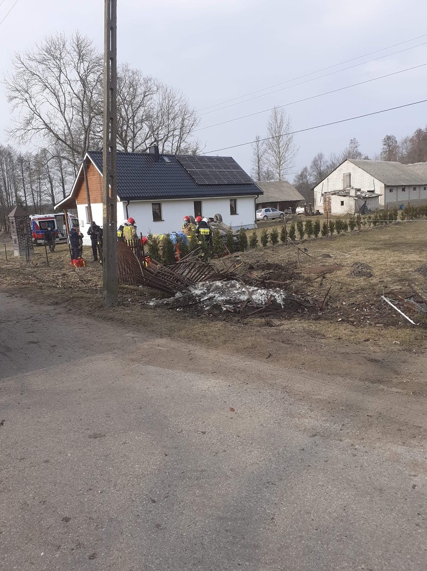 Jurasze. Audi dachowało na prywatnej posesji. Dwie osoby trafiły do szpitala. Kierowca był pijany [ZDJĘCIA]