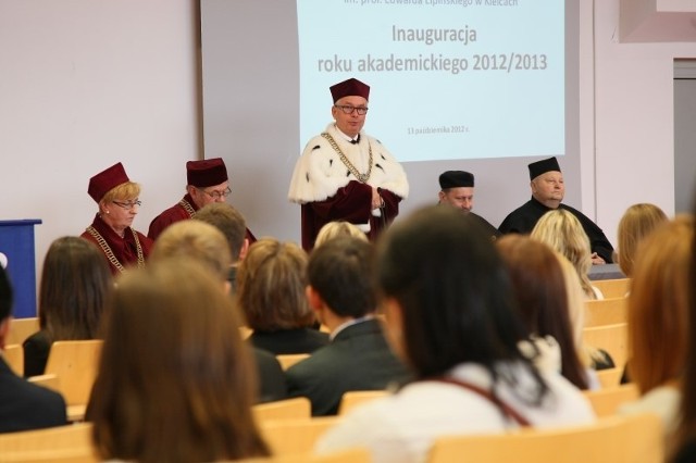 Rektor Tadeusz Dziekan mówił o historii i przyszłości uczelni. Powiedział, że ambicją jest przekształcenie szkoły w pierwszy w kraju niepaństwowy uniwersytet.  
