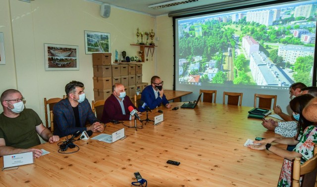 - Wypracowane rozwiązanie jest kompromisowe, pozwoli na wykonanie wszystkich prac w bardzo szybkim tempie. Choć trzeba się liczyć z tym, że korków nie unikniemy - mówi Krzysztof Mikiciuk, dyrektor kontraktu, Trakcja SA. Także drogowcy zapowiadają, ze ruch przebudowywanym odcinkiem ul. Fordońskiej będzie spowolniony, ale mają nadzieje, że jego płynność zapewnią trzy ronda tymczasowe.